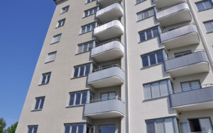 Fasadrenovering, fönsterbyte, takrenovering samt montering av balkongskärmar åt brf Reimer på Reimersholme. SEHED Tresson 2018-2019