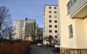 Fasadrenovering, fönsterbyte, takrenovering samt montering av balkongskärmar åt brf Reimer på Reimersholme. SEHED Tresson 2018-2019