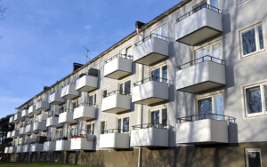 Brf Ärlinghundra, Märsta Fasadrenovering, takbyte, fönsterbyte och balkongrenovering SEHED Tresson 2019