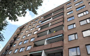 Brf Arken, Hägersten. Tilläggsisolering, rivputs, fönsterbyte, balkongrenovering av SEHED Tresson 2020.