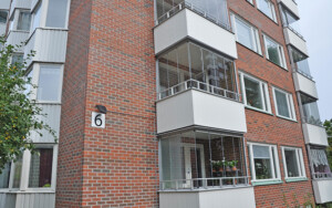 Brf Svindersvik 6-8 i Nacka. SEHED Tresson murade om fasaderna och monterade nya balkonger och inglasningar 2018-2019