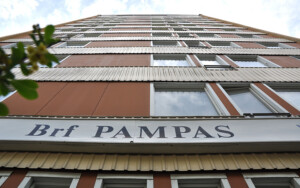 Brf Pampas, Solna Fasadskivor, ny isolering, fönsterbyte, balkongomgjutning, markarbeten, asbestsanering mm. SEHED Tresson 2021-2026
