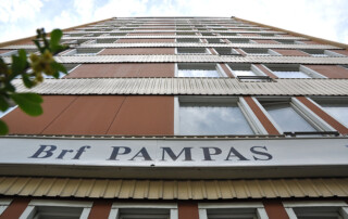 Brf Pampas, Solna Fasadskivor, ny isolering, fönsterbyte, balkongomgjutning, markarbeten, asbestsanering mm. SEHED Tresson 2021-2026